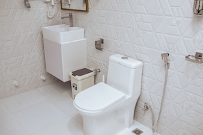 Hårtørrer, håndklæder, Sæbe, Toiletpapir