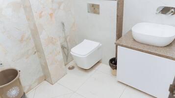 豪華雙人房 | 浴室 | 淋浴設備、拖鞋、毛巾、肥皂