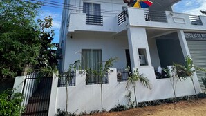 Un edificio de varios pisos con un letrero que indica Hotel Trinco Star.