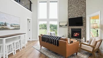 Una Smart TV, una chimenea, videojuegos, una mesa de tenis de mesa