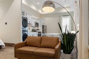 Smart TV, books - Modern Loft-Style Retreat Near Blenko Glass – Milton, WV (Milton)