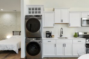 Kjøleskap, mikrobølgeovn, ovn og kokeplater