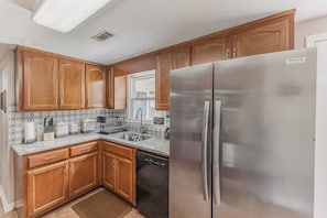 Microwave, oven, stovetop, dishwasher - Charming 3-bedroom house in peaceful Madison with WiFi, Pet-friendly (Madison)
