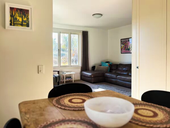 Smart TV, books - Entire Self-Contained Unit in Pleasant Valley, Geraldine. Peaceful and private. (Pleasant Valley)