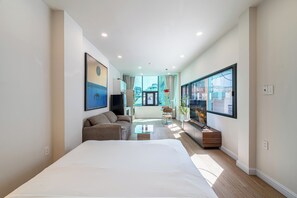 Signature Studio Suite, 1 King Bed with Sofa bed | Blackout drapes, soundproofing, iron/ironing board, free WiFi - Home by CR Concept in The Center (Ho Chi Minh City)