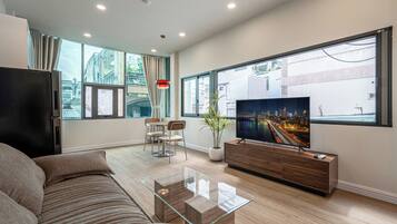 Signature Studio Suite, 1 King Bed with Sofa bed | In-room dining