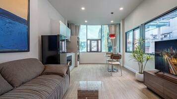 Signature Studio Suite, 1 King Bed with Sofa bed | In-room dining