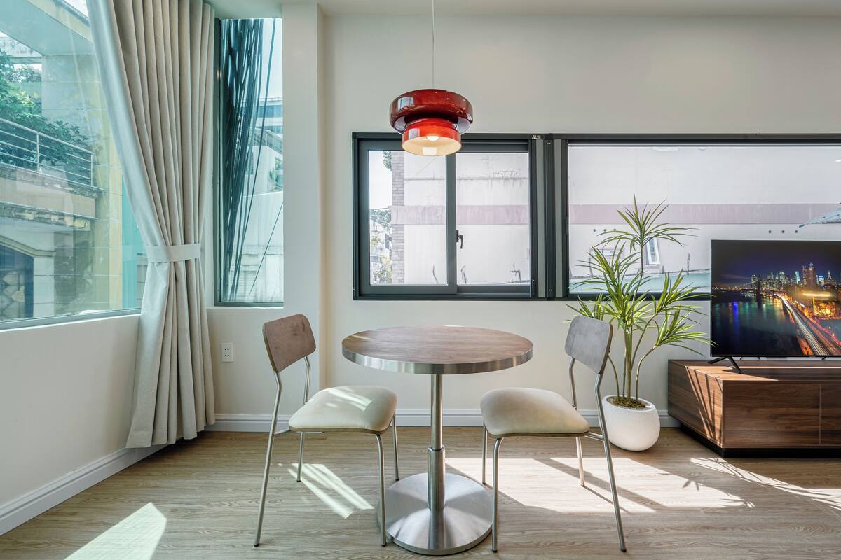 Signature Studio Suite, 1 King Bed with Sofa bed | Blackout drapes, soundproofing, iron/ironing board, WiFi (free)