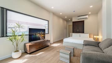 Signature Studio Suite, 1 King Bed with Sofa bed | Blackout curtains, soundproofing, iron/ironing board, free WiFi