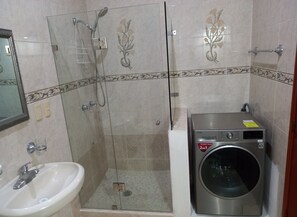 Douche, serviettes fournies, savon, papier de toilette