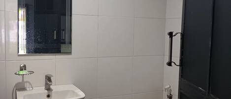 タオル、石鹸、トイレットペーパー