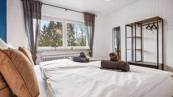 2 bedrooms, iron/ironing board, WiFi, bed sheets