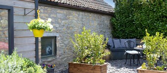 Apothecary Cottage - a cottage that sleeps 2 guests in 1 bedroom