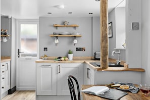 Fridge, oven, stovetop, dishwasher