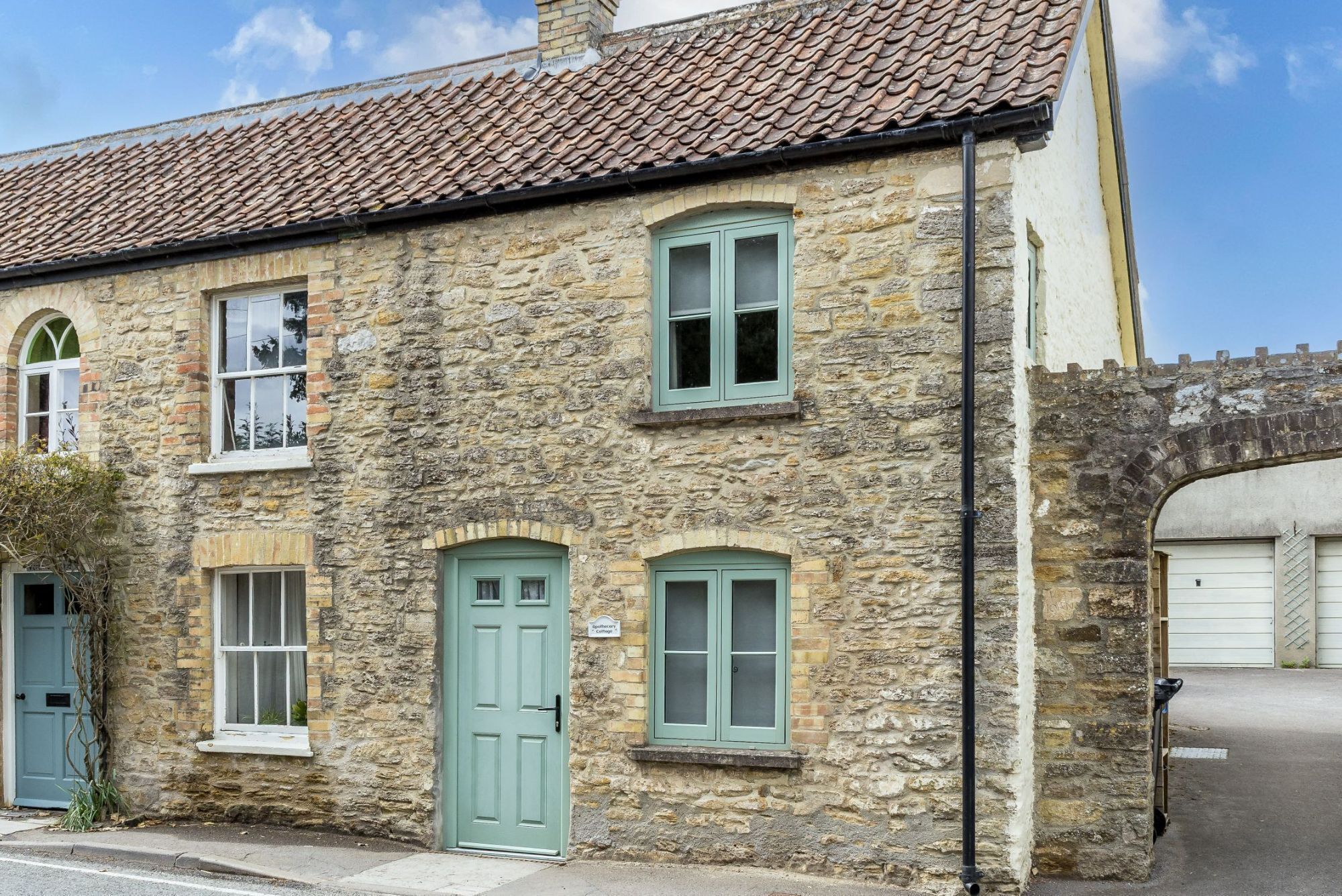 Charming property exterior in the the village of Wedmore - Apothecary Cottage