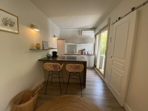 Réfrigérateur, micro-ondes, lave-vaisselle, grille-pain