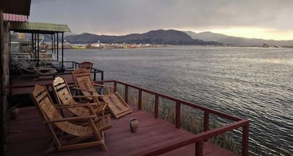 Uros & Titicaca's Rest Lodge, Peru