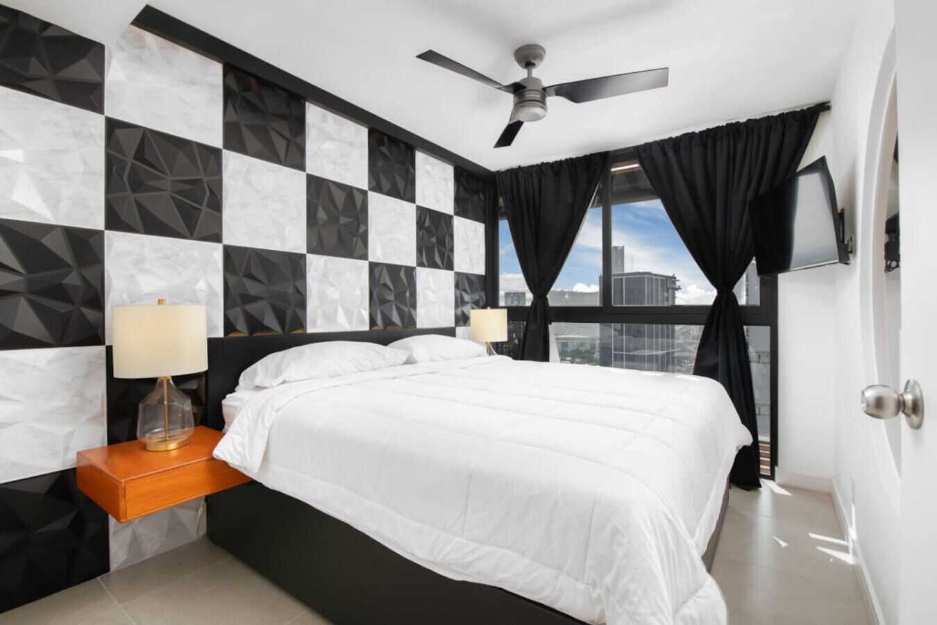 Escritorio, wifi y ropa de cama 