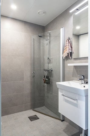 Deluxe Studio, City View | Bathroom | Shower, hair dryer, bidet, heated floors - Modern Studios next to Railway Station (Lahti)
