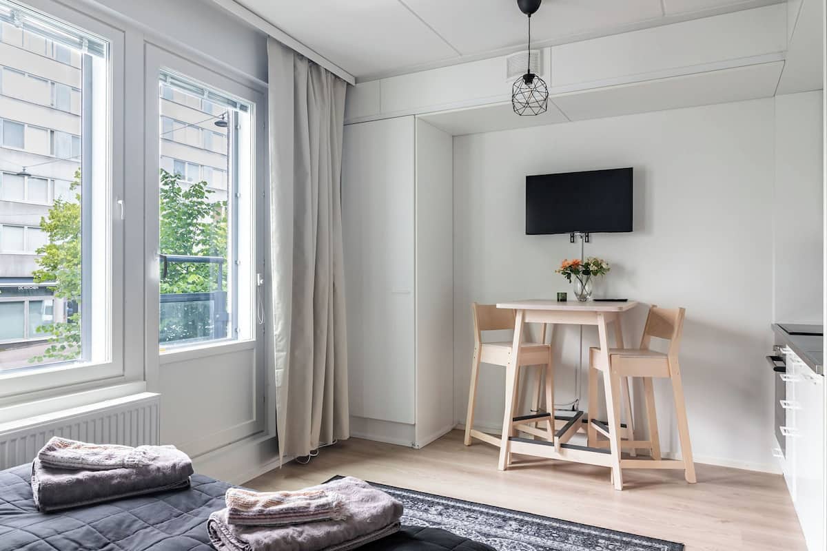 Deluxe Studio, City View | In-room dining