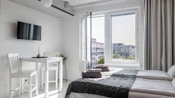 Studio tiện nghi đơn giản, quang cảnh thành phố | Khu vực ăn uống tại phòng
