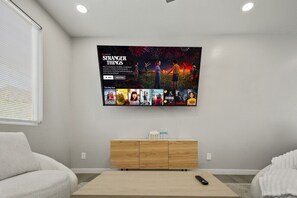 Interior - Poolside 2B2B - Comfy Beds & Free Parking (Glendale)