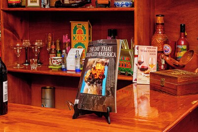 Charming 2-bedroom Brownstone with Bar and Balcony in enchanting Brooklyn