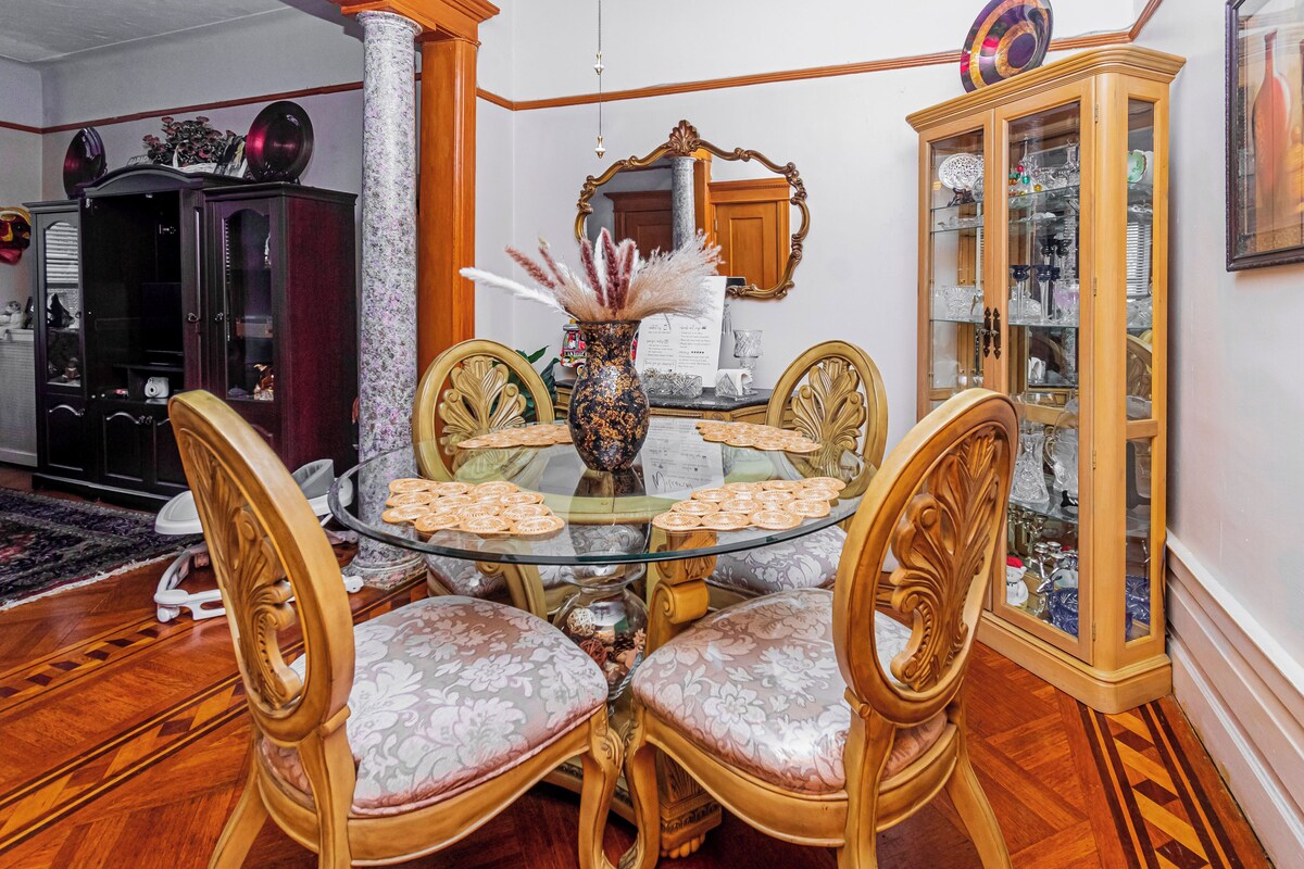 Charming 2-bedroom Brownstone with Bar and Balcony in enchanting Brooklyn