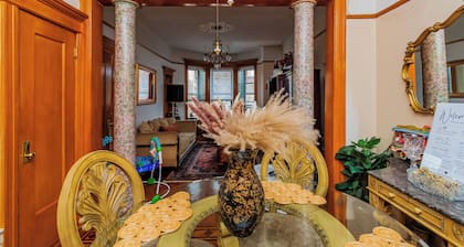 Charming 2-bedroom Brownstone with Bar and Balcony in enchanting Brooklyn