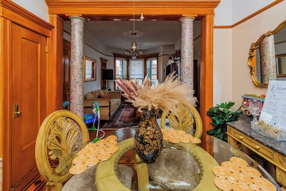 Charming 2-bedroom Brownstone with Bar and Balcony in enchanting Brooklyn