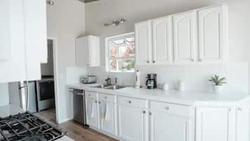 Mikrovågsugn, ugn, spishäll och diskmaskin