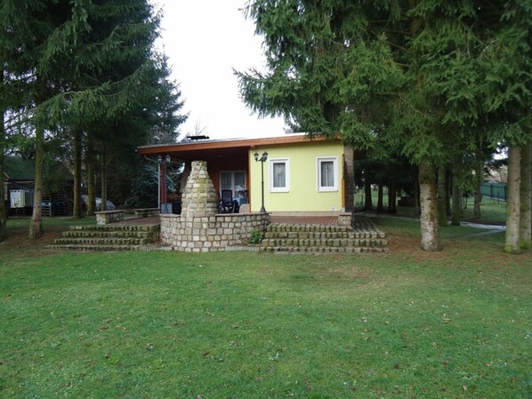 House | Exterior - Vintage Holiday Home With Terrace in Trieb (Falkenstein/Vogtl.)