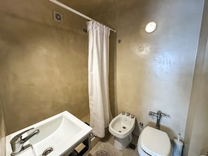 Douche, serviettes fournies