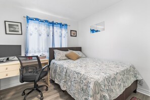 3 dormitorios, escritorio, tabla de planchar con plancha y wifi