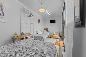1 bedroom, bed sheets