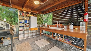 Refrigerador, cafetera/tetera, utensilios de cocina