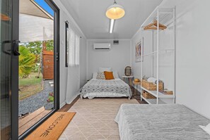 1 habitación, tabla de planchar con plancha y ropa de cama