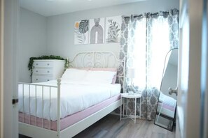 3 bedrooms, desk, iron/ironing board, WiFi