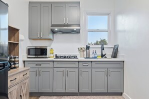 Private kitchen - Modern Guest House/AC/TV/Desk/Central Sanjose (San Jose)