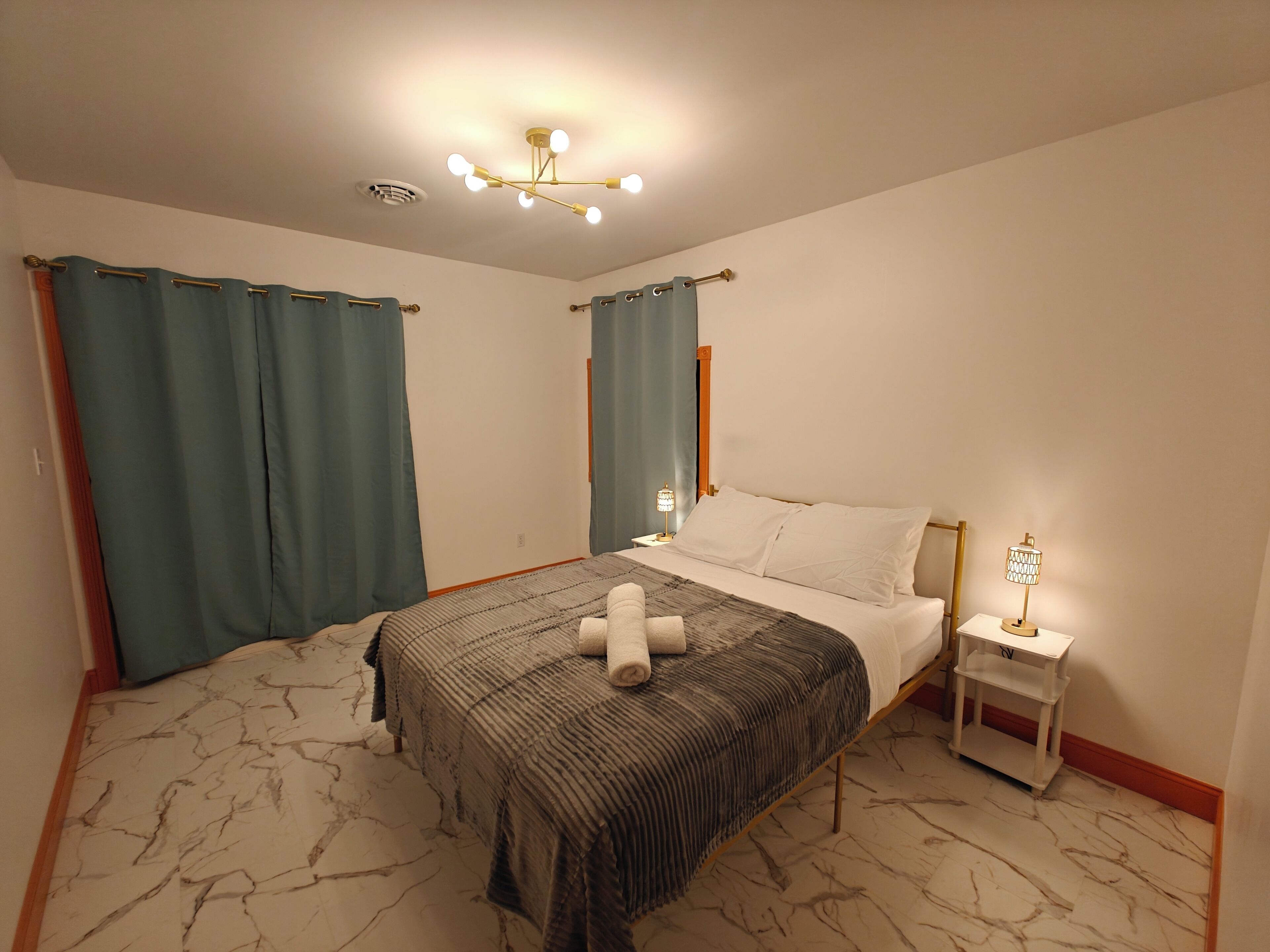 3 عدّة غرف نوم وواي فاي وملاءات أسرّة