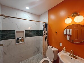 Douche, sèche-cheveux, serviettes fournies, savon