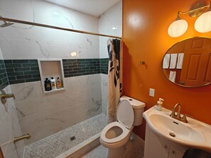 Douche, sèche-cheveux, serviettes fournies, savon