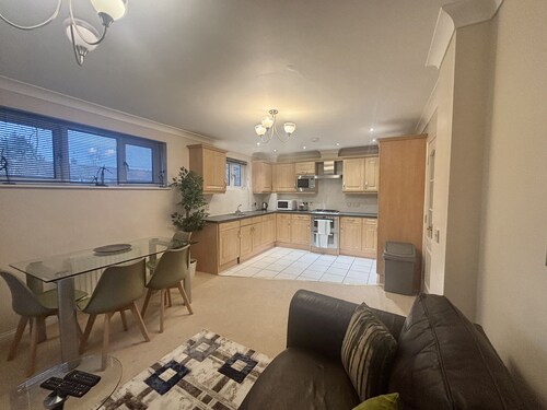 Comfortable 2 Bedroom Apartment in Bracknell