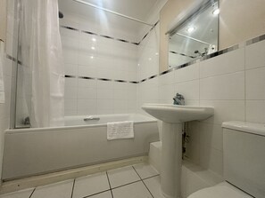 Douche, sèche-cheveux, serviettes fournies