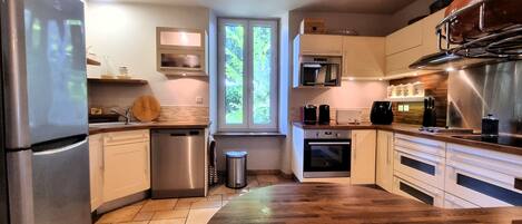 Réfrigérateur, four à micro-ondes, un four, surface de cuisson