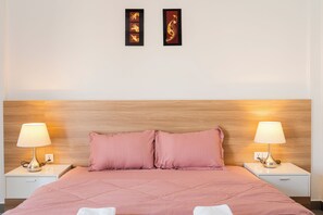 2 bedrooms, desk, WiFi, bed sheets