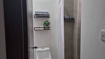 Séchoir à cheveux, serviettes fournies, savon, papier de toilette