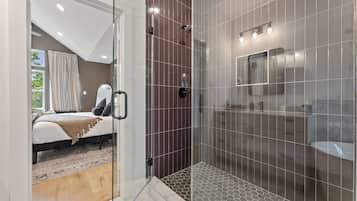 Douche, sèche-cheveux, serviettes fournies, shampoing