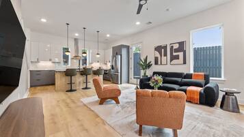 Una televisión, una oficina