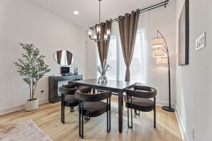 Dining - Brand new 3BR 2,5BA townhouse with Hot Tub (Houston)